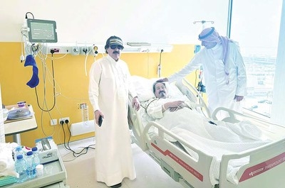 Ahmad Al-Jarallah visits colleague Saud Al-Farhan at Al-Amiri Hospital