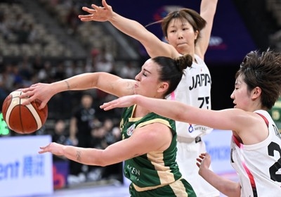 Australia rallies past Japan to secure semifinal spot