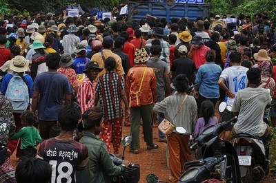 Tens of thousands flee their homes as Thailand and Cambodia clash