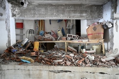 Strong bomb explosion targets Greek prison guard's home