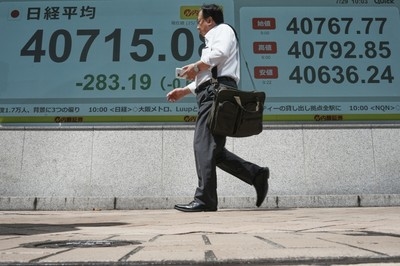 Asian shares mixed as investors focus on US trade talks with China