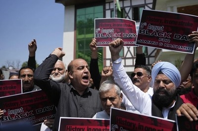 Pakistanis hold anti-India rallies to mark 6th 'versary of revocation of Kashmir's special status