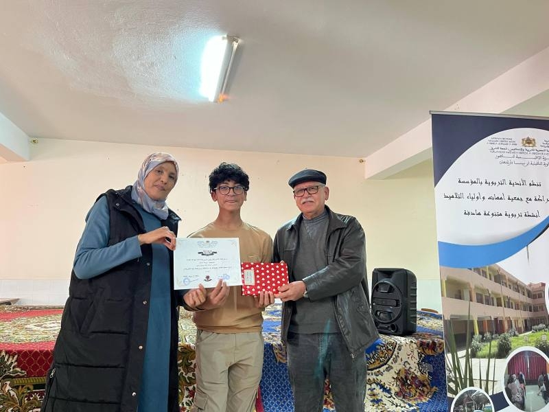 الناظور : ثانوية ابن سينا الـأهيلية بأزغنغان تكرم تلاميذها المتفوقين في الدورة الأولى