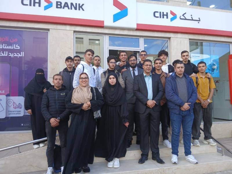 بن الطيب : تلاميذ ثانوية محمد السادس التأهيلية في زيارة استطلاعية إلى وكالة بنكية