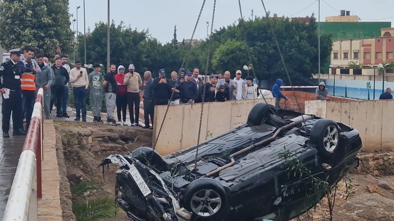 +صور..معجزة تحت قنطرة الموت بالناظور: سيارة 'مرسيدس' تهوي بشابين وغضب من الوقاية المدنية!
