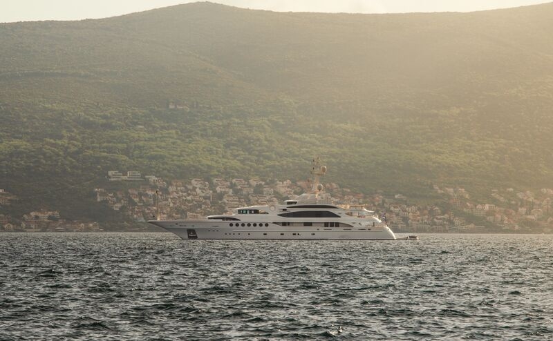 يخت Sorrento بطول 62 مترًا يتألق في خليج كوتور