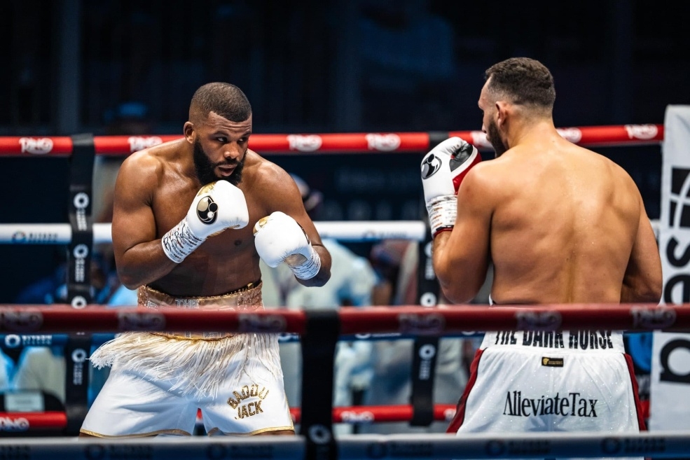 بادو جاك يحسم لقب WBC بفوز صعب في الرياض
