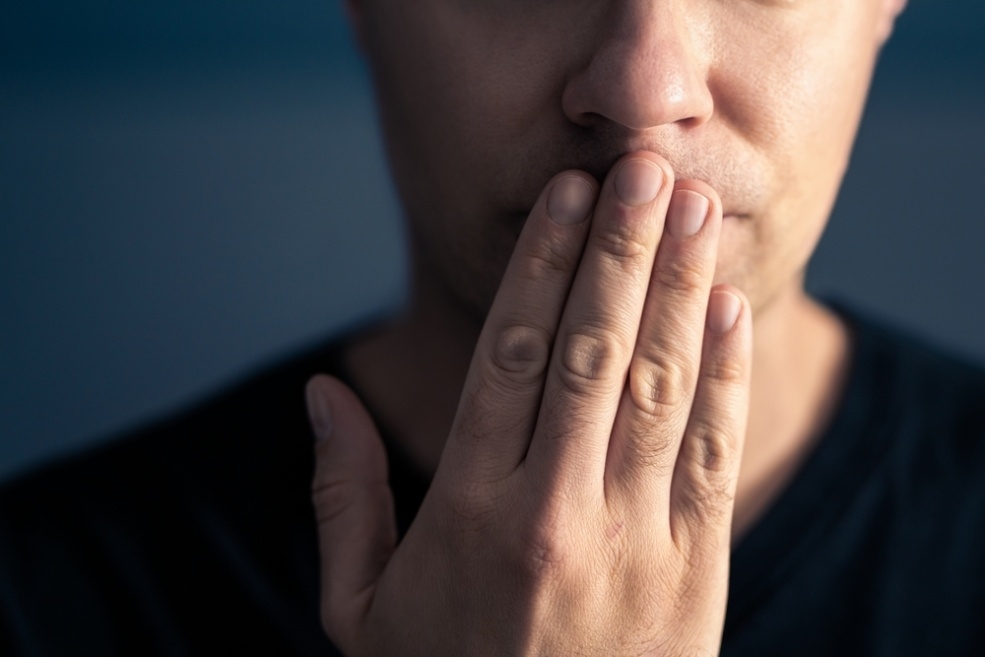 دراسة تحذّر من "موضة لصق الفم": خطر اختناق مميت يهدد مستخدميها