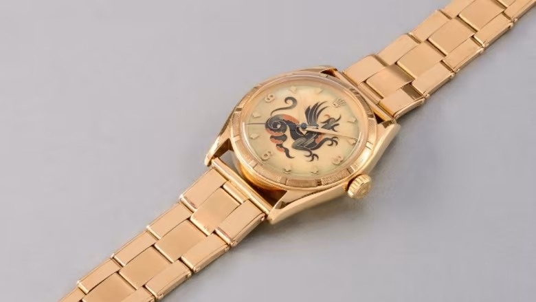 براد بيت يخطف الأنظار بساعة Patek Philippe نادرة بقيمة 200 ألف دولار