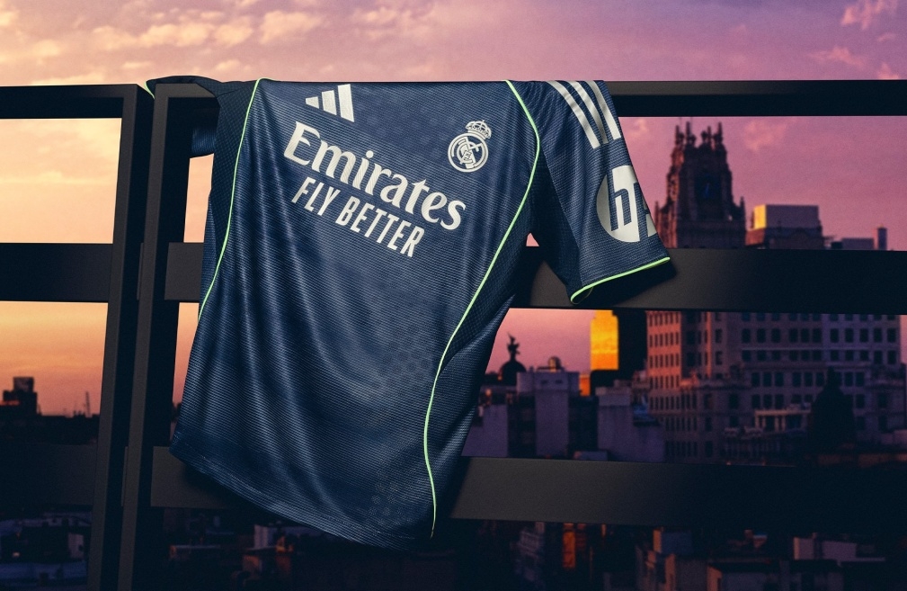adidas تُعيد أمجاد الماضي بقميص ريال مدريد الاحتياطي لموسم 25/26 (فيديو)