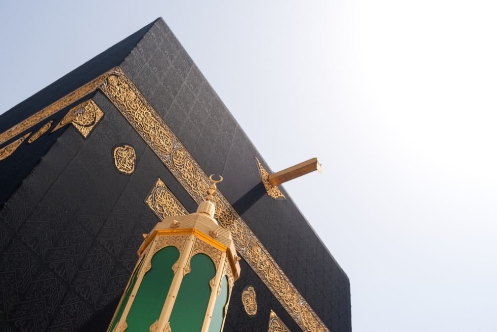 في ظلمة الفجر.. حدث مهيب يغير ملامح الكعبة المشرفة
