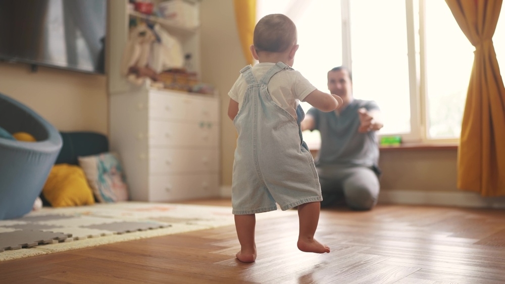 دراسة تكشف ما لا يقوله الآباء.. كيف تُصنع السعادة في الطفولة؟