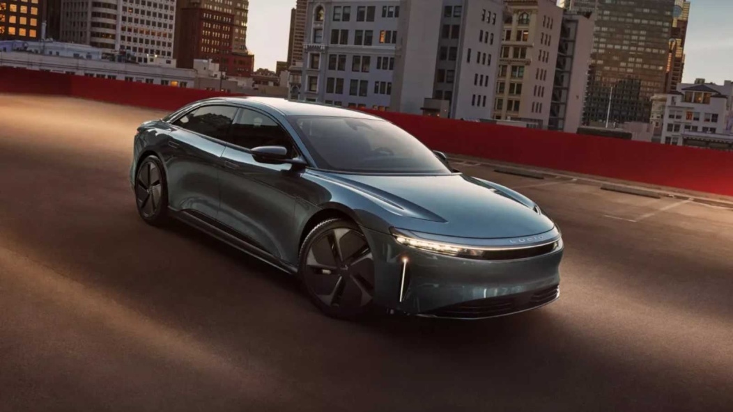 Lucid Motors تطلق تحديثًا يتيح قيادة سياراتها بدون يدين على الطرق السريعة