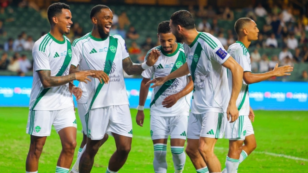 الأهلي يكتسح القادسية بخماسية ويبلغ نهائي كأس السوبر السعودي (فيديو)