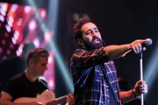 معاقبة مغن إيراني لإصداره أغنية تدعو النساء لخلع الحجاب