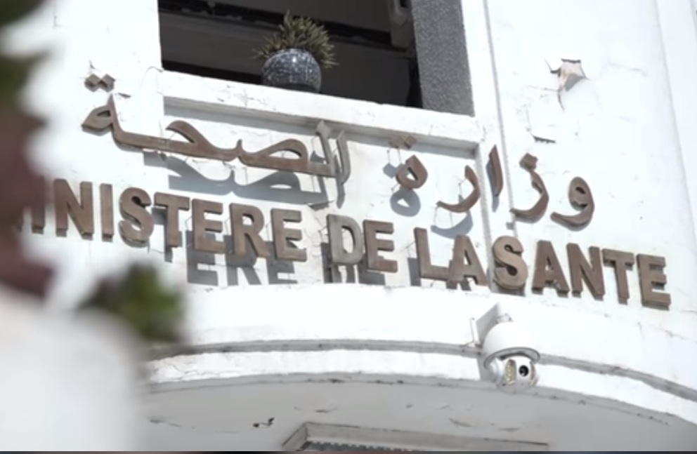 وزارة الصحة تحذّر من مخاطر مستحضرات التجميل للأطفال