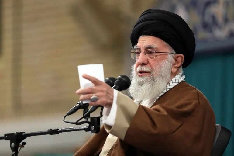 خامنئي يوجه رسالة تهديد للأمريكيين