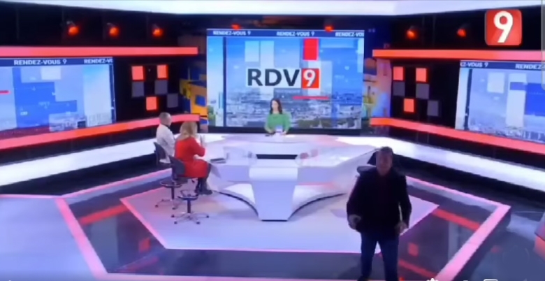 كرونيكور قناة التاسعة مهدي المناعي يتفوه بكلام بذيء تجاه زميلته على المباشر