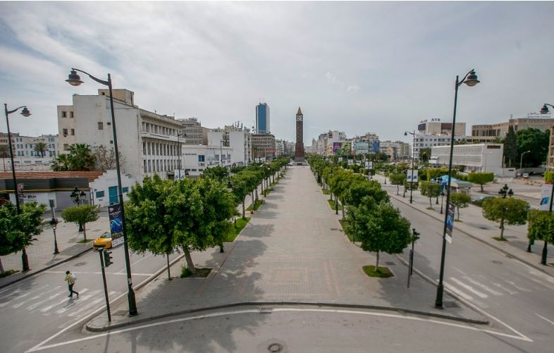 إقبال كبير من المواطنين على عدّة منتوجات فلاحية بخيمة البيع من المنتج إلى المستهلك بشارع الحبيب بورقيبة بالعاصمة