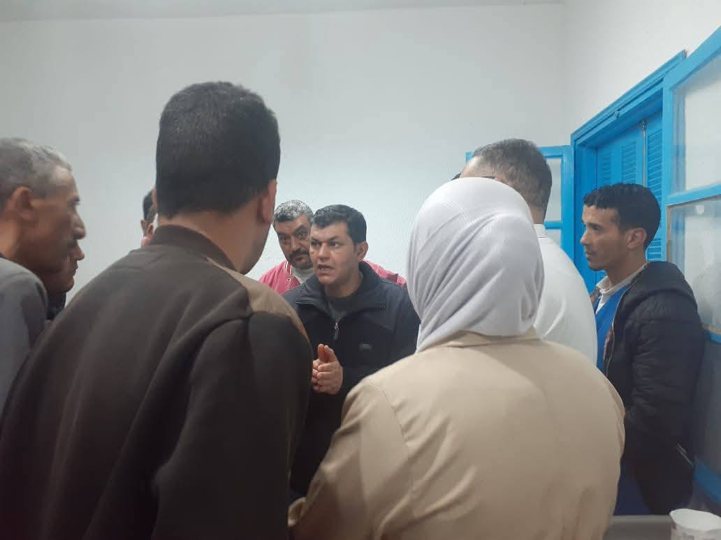 والي القصرين يتخذ جملة من الإجراءات إثر وفاة تلميذ في حادث انقلاب شاحنة خفيفة بحاسي الفريد