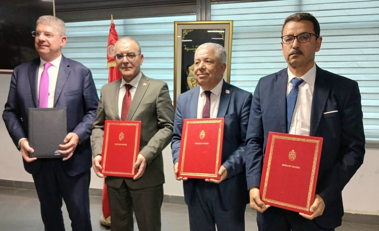وزير الإقتصاد ونائب رئيس البنك الأوروبي للإستثمار يوقعان على اتفاقيات تمويل لفائدة قطاع المياه.