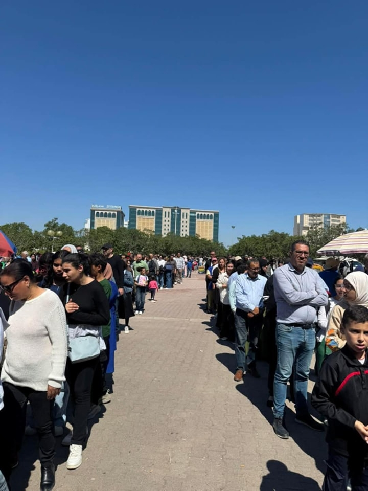 إقبال جماهيري كبير على معرض تونس الدولي للكتاب تزامنا مع عيد الشغل