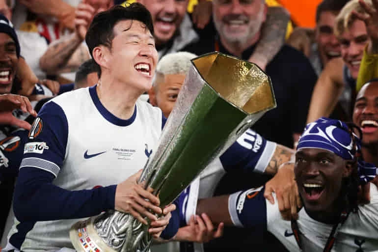 الاتحاد الأوروبي لكرة القدم يعتذر بعد نفاذ الميداليات خلال حفل التتويج في الدوري الأوروبي