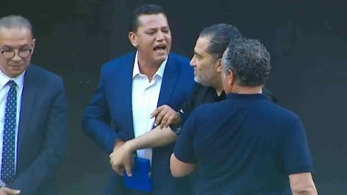 فيديو مشحون في بوديوم الكأس: رئيس الملعب التونسي يرفض مصافحة الكنزاري والأخير يدفعه