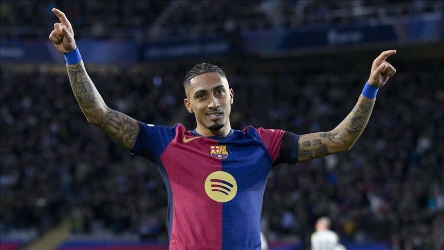 مهاجم برشلونة البرازيلي رافينيا يفوز بجائزة أفضل لاعب في البطولة الاسبانية