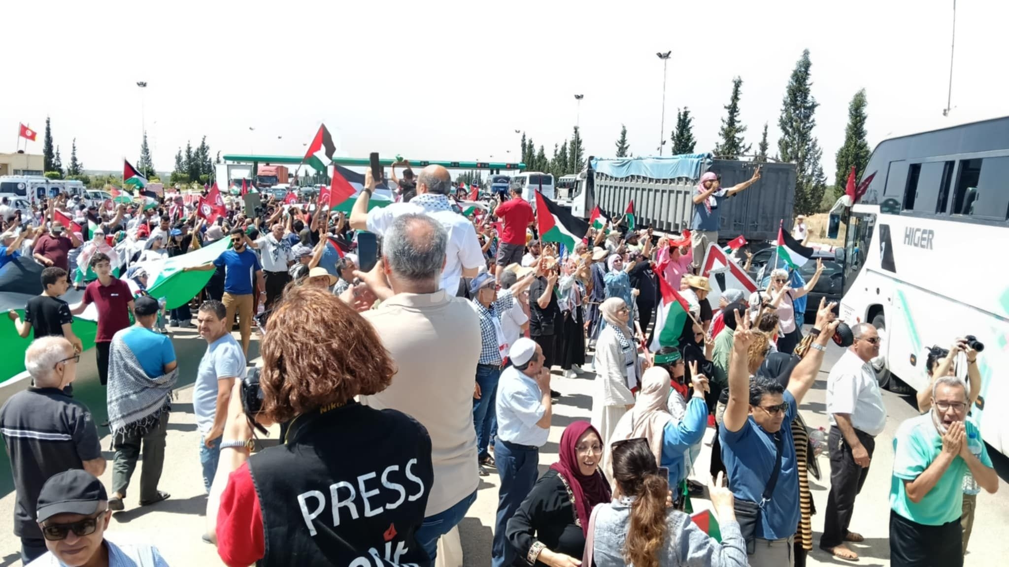 قافلة "الصمود" تواصل طريقها نحو ساحة الشهداء في طرابلس وسط استقبال شعبي ليبي واسع