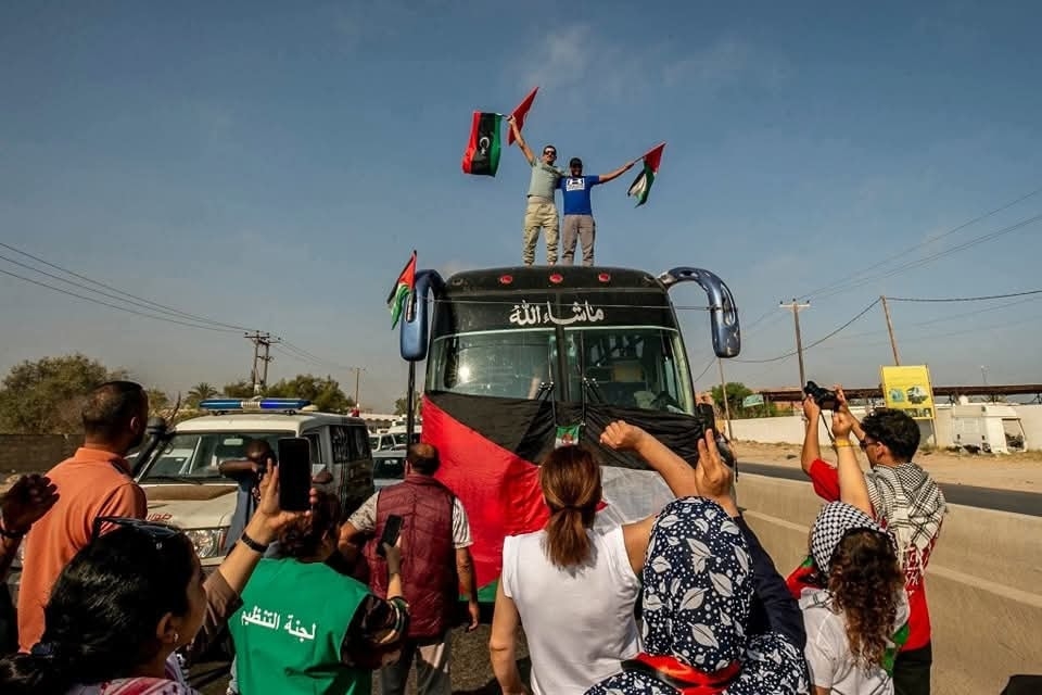 قافلة "الصمود" تواصل طريقها نحو معبر رفح وتفاؤل بإمكانية العبور إلى الأراضي المصرية