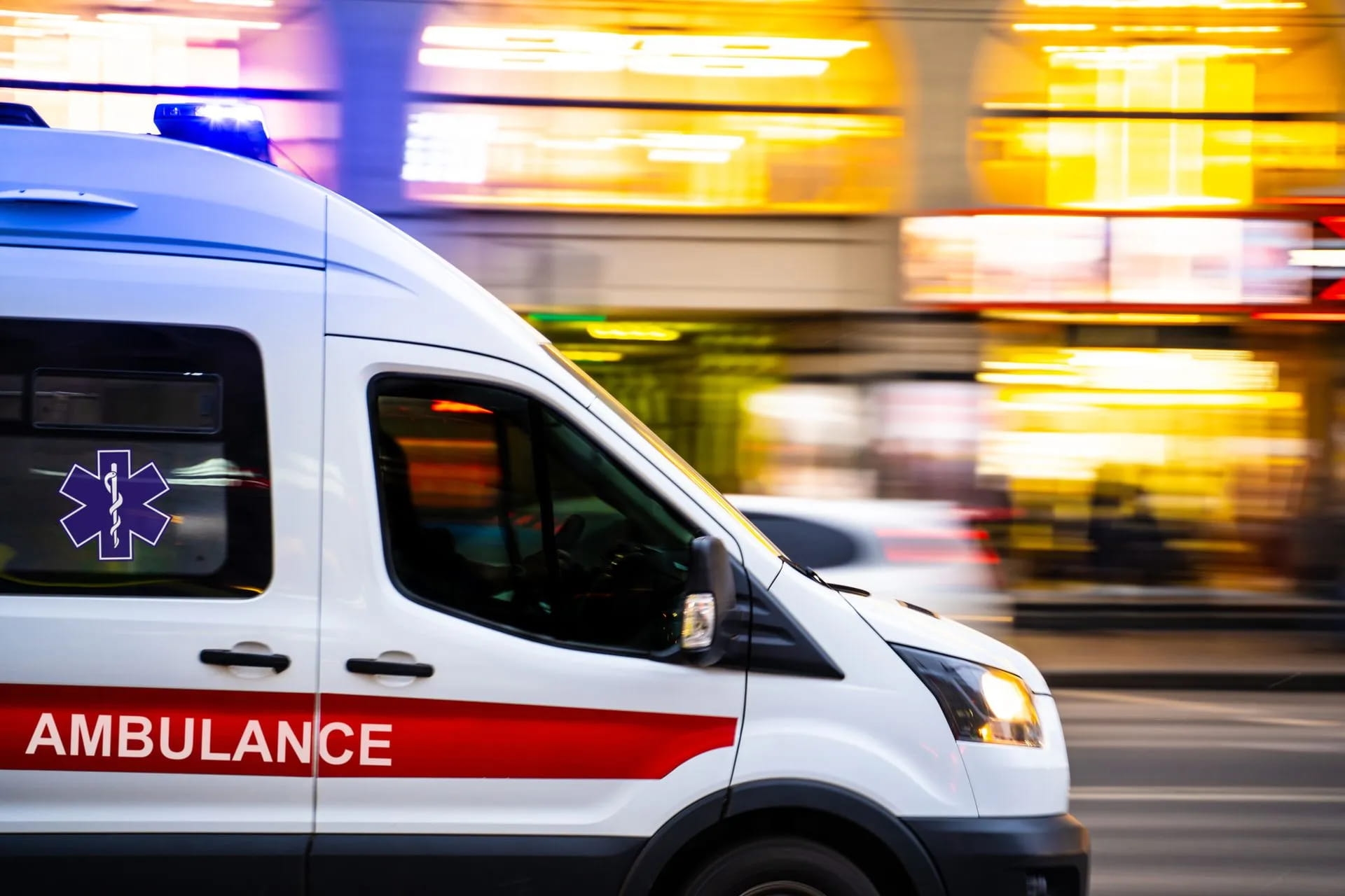 فيديو... مرّة أخرى في ظرف أسبوع، سيارة خاصة تعرقل مرور سيارة اسعاف‎