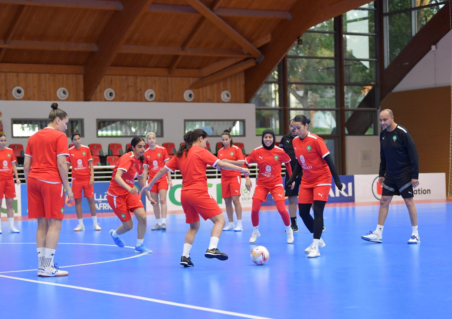 المنتخب الوطني النسوي لكرة القدم داخل القاعة يُجري آخر حصة تدريبية استعدادًا لنهائي كأس إفريقيا