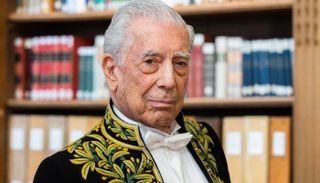 وفاة الكاتب البيروفي ماريو فارغاس يوسا عن عمر 89 عامًا