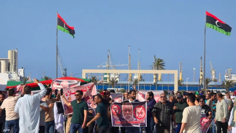 ليبيا.. استقالات متتالية من حكومة الدبيبة وسط تصاعد الغضب الشعبي والاشتباكات في طرابلس
