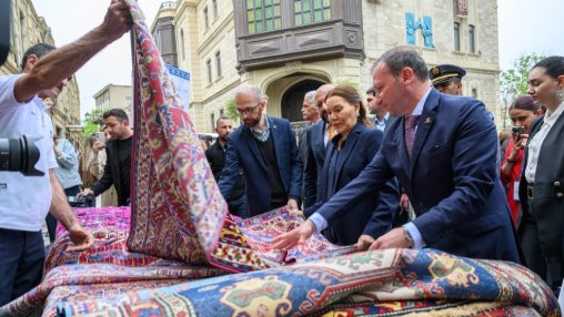 صاحبة السمو الملكي الأميرة للا حسناء تزور بباكو المهرجان الدولي للسجاد بأذربيجان