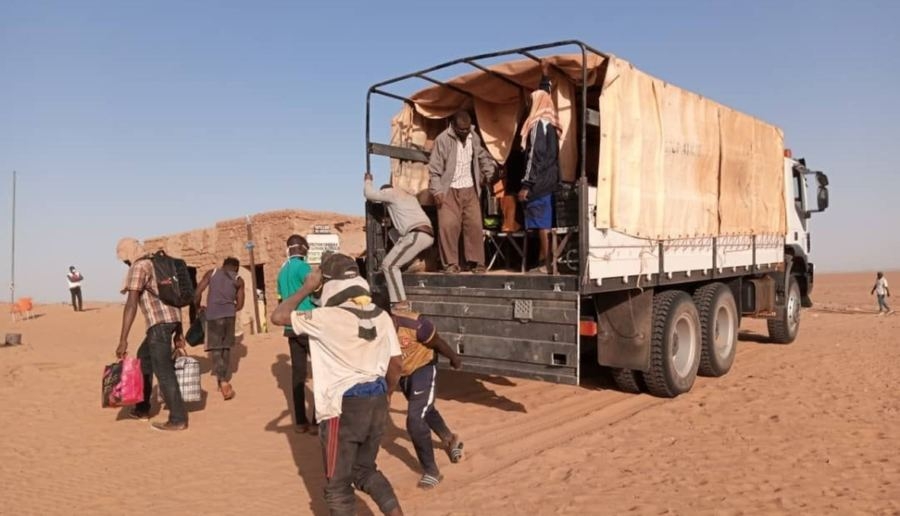 نقابة مغربية تدين عمليات الطرد القسري للمهاجرين الأفارقة من قبل الجزائر