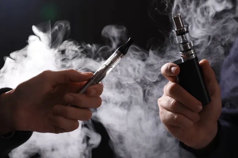 تقرير: التدخين الإلكتروني يُسبب مرضا خطيرا لا علاج له