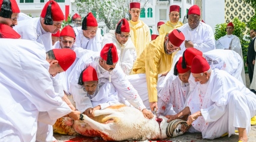 الملك محمد السادس يؤدي صلاة العيد بمسجد الحسن الثاني بمدينة تطوان