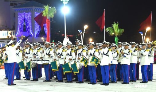 احتفالات عيد العرش.. الاستعراض التقليدي بالمشاعل للحرس الملكي يضيء كورنيش المضيق