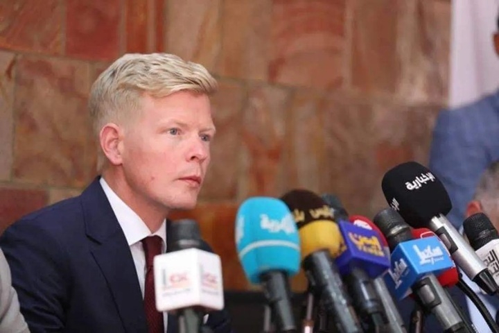 الحكومة اليمنية تشن هجومًا حادًا على مبعوث الأمم المتحدة: كيف تبني الثقة وأنت عاجز عن حماية موظفيك؟