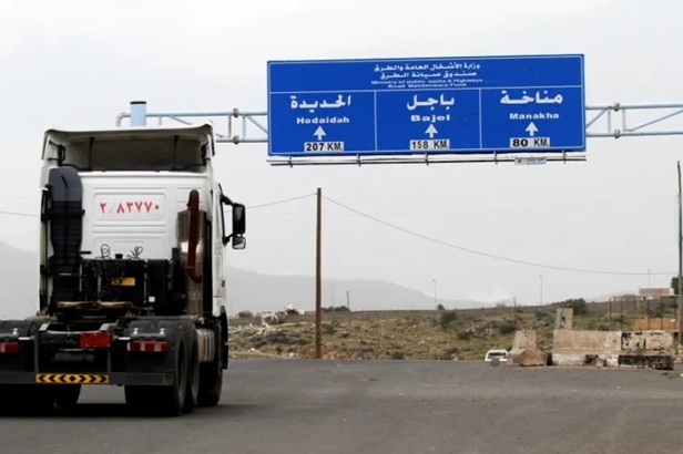 مواطن ينهي حياته برمي نفسه تحت عجلات شاحنة غرب اليمن