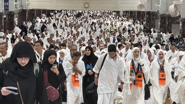 حجاج بيت الله الحرام يرمون الجمرات في أول أيام التشريق بمشعر منى