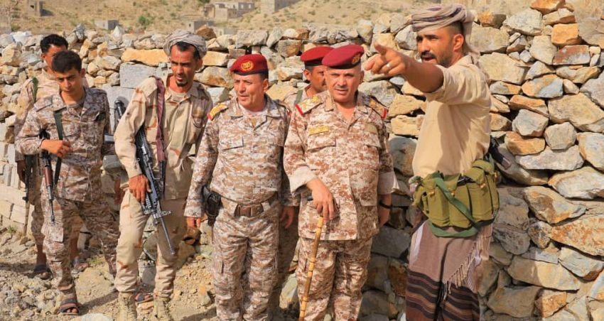 قائد محور تعز يدعو لليقظة ويرفع جاهزية القوات خلال زيارة عيدية للجبهات