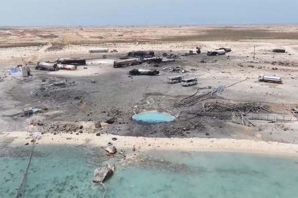 انفراجة في البحر الأحمر..200 بحّار يفكون عزلتهم ويعودون للعمل قبالة رأس عيسى بعد اتفاق وقف النار