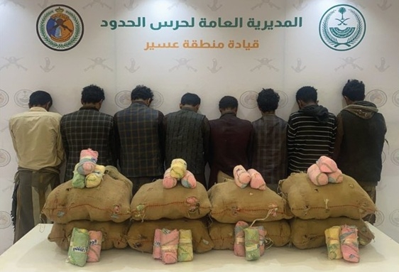 السعودية.. إحباط محاولة تهريب 144 كيلوجرامًا من القات والقبض على 8 مخالفين بينهم يمنيون
