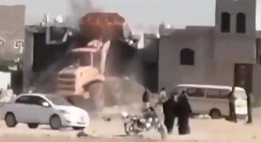 الحوثيون يهدمون منزل مواطن في صنعاء ويُجبرون أسرته على الإخلاء بالقوة