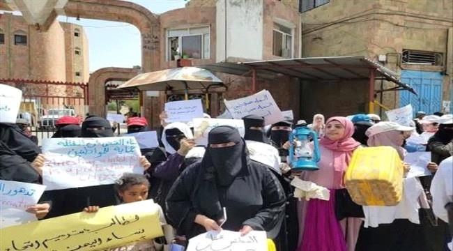 نساء تعز ينتفضن احتجاجًا على تردي المعيشة وتدهور الخدمات