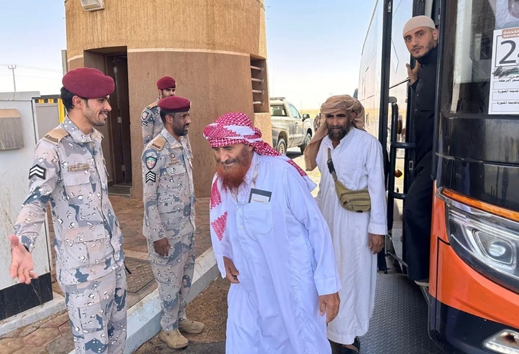 حرس الحدود السعودي يسهل إجراءات مغادرة الحجاج عبر منفذ الوديعة