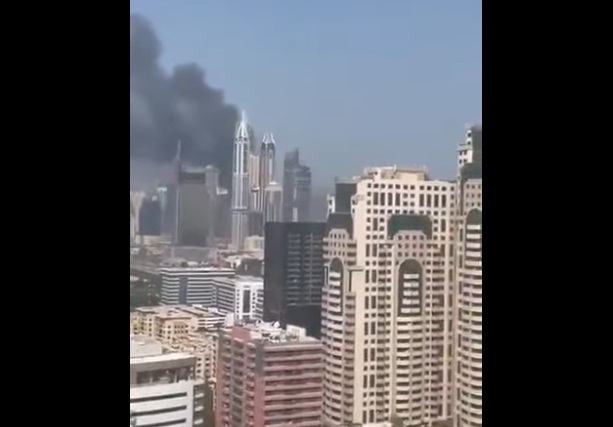 حريق هائل يلتهم ناطحة سحاب في دبي... والسلطات توضح